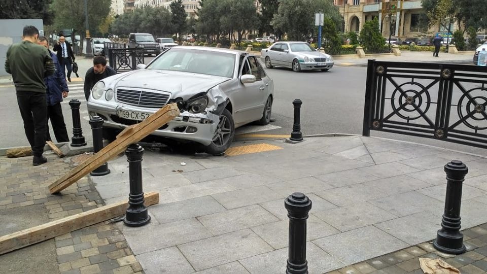Bakıda QƏZA:    Mercedes qoruyucu tumbaya girdi (FOTO)
