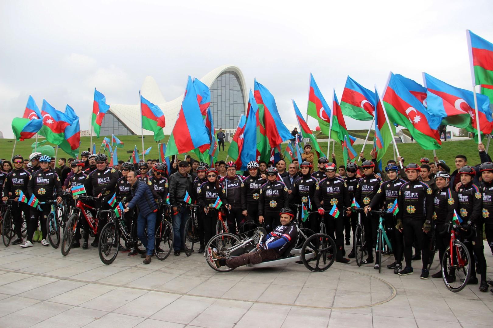 Bakıda veloyürüş:  Mədət Quliyev velosiped sürdü (FOTO)