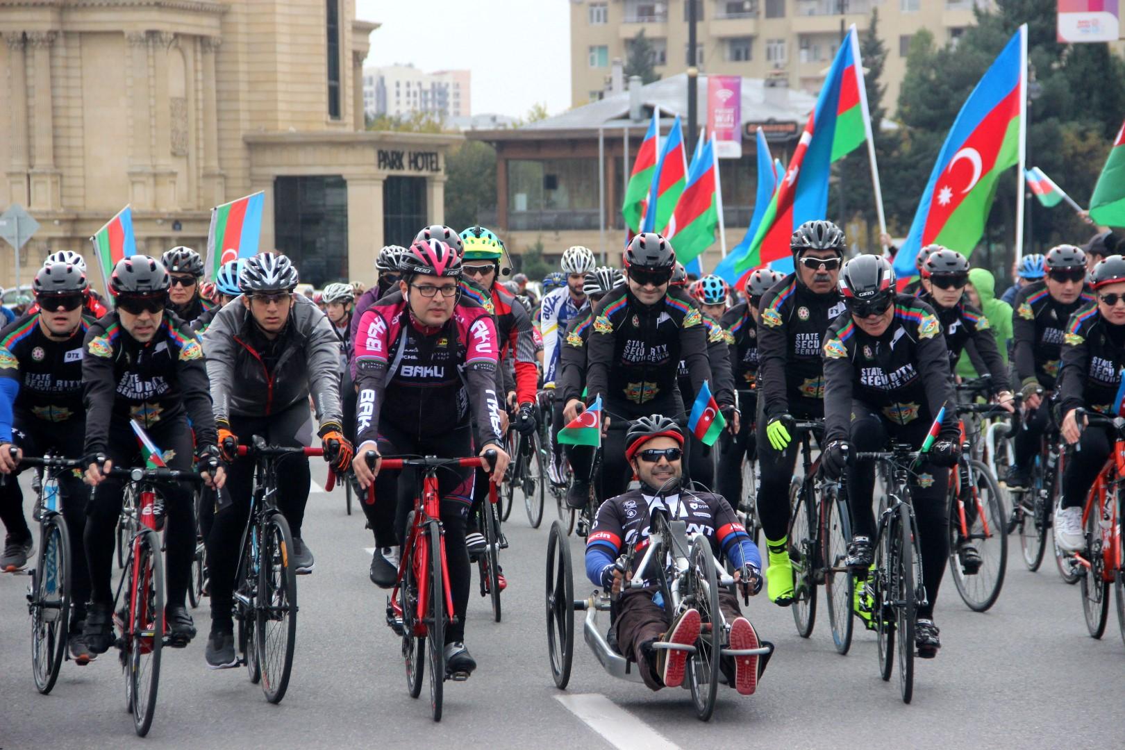 Bakıda veloyürüş:  Mədət Quliyev velosiped sürdü (FOTO)