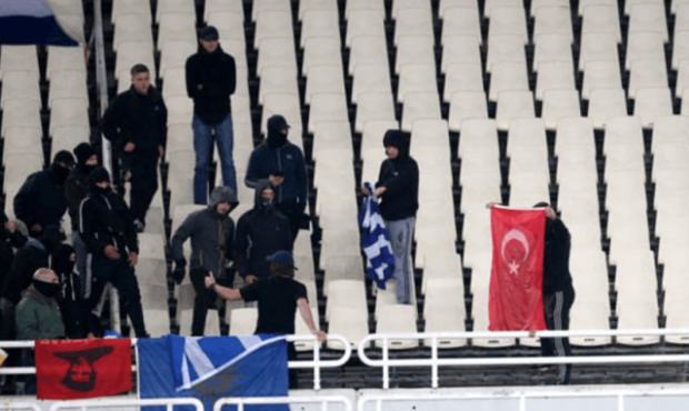 Yunan bayrağı ilə gəlib,  türk bayrağını yandırdılar - FOTO (VİDEO)